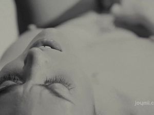 Милашка с маленькими сиськами занялась романтическим сексом с кавалером