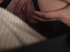 Сперма в пизде сладенькой брюнетки после интенсивного секса на кровати