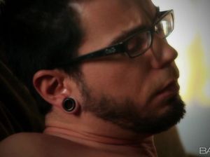 Молодая жена с красивой грудью делает мужу минет и получает кремпай после секса