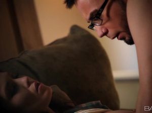 Молодая жена с красивой грудью делает мужу минет и получает кремпай после секса