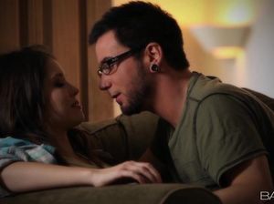 Молодая жена с красивой грудью делает мужу минет и получает кремпай после секса