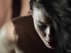 Мужик пристроился к красивой брюнетке, вылизал ей пизду и выебал большим членом