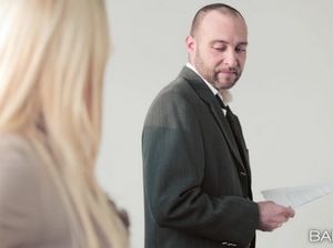 Похотливая белокурая секретарша в чулках сделала минет и трахнулась с боссом