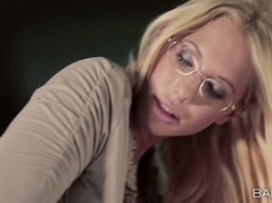 Похотливая белокурая секретарша в чулках сделала минет и трахнулась с боссом