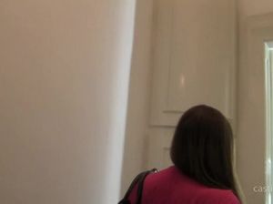 Роскошная брюнетка соснула хуй и дала в бритую пилотку на приватном кастинге