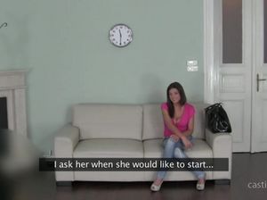 Роскошная брюнетка соснула хуй и дала в бритую пилотку на приватном кастинге