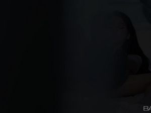 Красивая брюнетка и ее бойфренд занялись нежным сексом