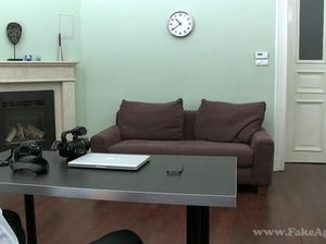 Молодая худышка с маленькой грудью дает засадить в попку на кастинге