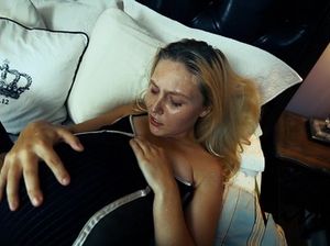 Знойная блондинка в корсете и чулках ебется с парнем на кровати и получает сперму в пизду