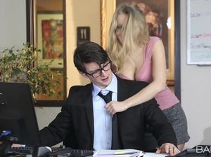 Белокурая секретарша стонет на члене перевозбужденного начальника