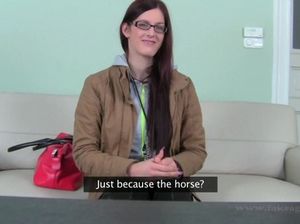 Тонкая очкастая брюнетка раздевается догола и ебется в анал на кастинге