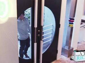 Смазливая девушка отдается любовнику прямо в волосатую киску