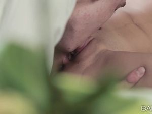 После минета крошка почувствовала большой перец в мокрой киске