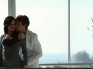 Красивая брюнетка сделала нежный минет и потрахалась с кобелем дома