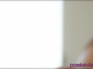 Нежная малышка занимается сексом в волосатую киску и громко стонет