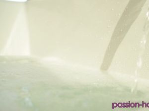 Нежная малышка занимается сексом в волосатую киску и громко стонет