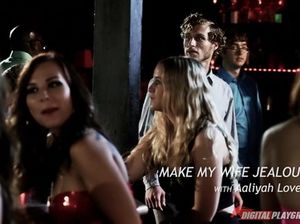 Красивый парень и блондинка познакомились и трахнулись в клубе