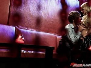 Красивый парень и блондинка познакомились и трахнулись в клубе