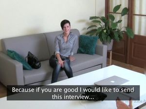 На кастинге брюнетка с короткими волосами прыгает на члене агента