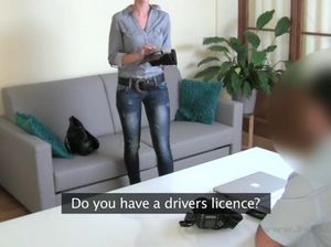 На кастинге брюнетка с короткими волосами прыгает на члене агента