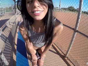 Присунул член худенькой брюнетке от первого лица