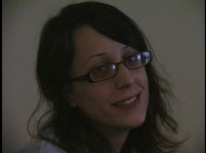 Толстый парень жарит тонкую очкастую девчонку в домашнем видео