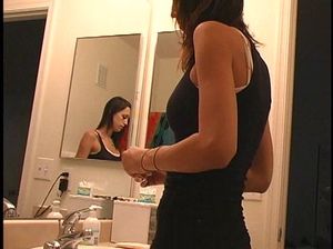 Толстый парень жарит тонкую очкастую девчонку в домашнем видео