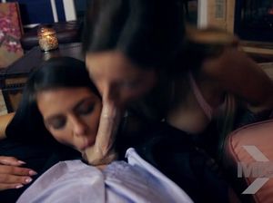 Молодые извращенки соблазнили папика и устроили жаркий секс втроем