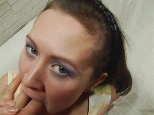 Милая брюнетка мастерски сосет фаллос и отдается раком