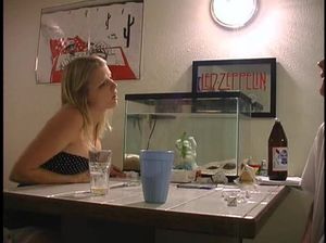 За деньги молоденькая блондинка трахается с перевозбужденным парнем