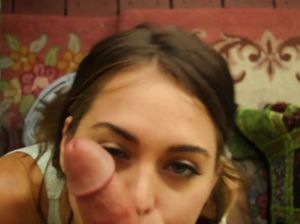 Чуткий парень дал пососать хуй похотливой брюнетке дома и кончил ей в рот