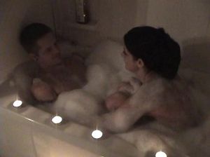 Пацан трахает симпатичную брюнетку на столе и в ванной