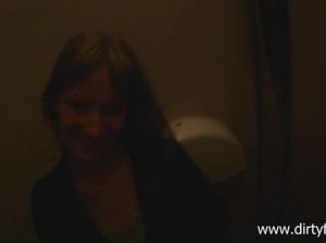 Русский пикапер трахнул незнакомку на природе и в общественном туалете