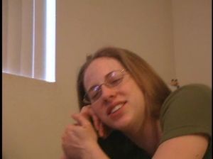 Очкастая домашняя девка сосет парню и мастурбирует голая в ванной на камеру