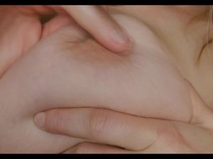 Грудастая красотка позирует и играется большими сиськами на камеру