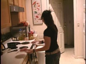 В ванной брюнетка встала на колени и сосет член своего сожителя