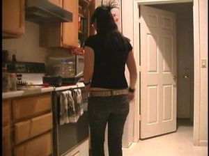 В ванной брюнетка встала на колени и сосет член своего сожителя