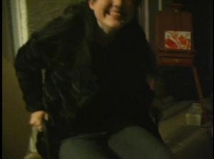 В ванной брюнетка встала на колени и сосет член своего сожителя