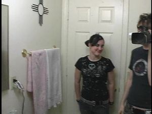 В ванной брюнетка встала на колени и сосет член своего сожителя