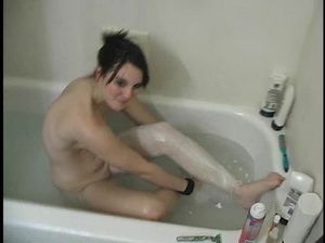 В ванной брюнетка встала на колени и сосет член своего сожителя