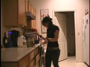 В ванной брюнетка встала на колени и сосет член своего сожителя