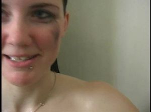 В ванной брюнетка встала на колени и сосет член своего сожителя