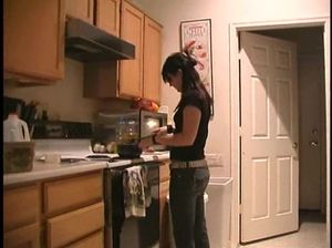 В ванной брюнетка встала на колени и сосет член своего сожителя