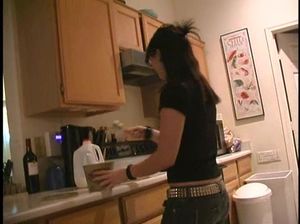 В ванной брюнетка встала на колени и сосет член своего сожителя