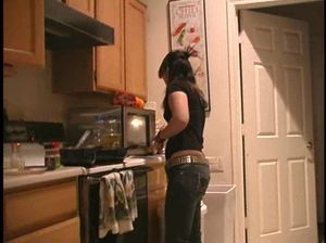 В ванной брюнетка встала на колени и сосет член своего сожителя