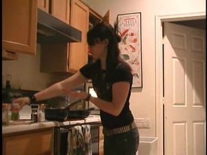 В ванной брюнетка встала на колени и сосет член своего сожителя