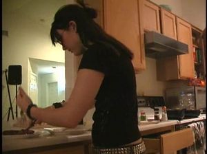 В ванной брюнетка встала на колени и сосет член своего сожителя