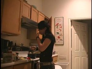 В ванной брюнетка встала на колени и сосет член своего сожителя