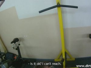 Пикапер тренажерном зале трахает  милашку в очках