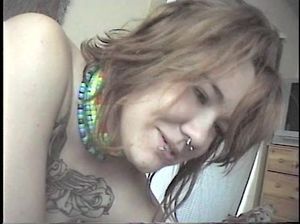 Неформалка с пирсингом и тату трахается на камеру ради денег